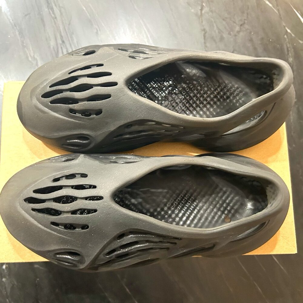 *AUTHENTIC* Adidas Yeezy Foam Runner Onyx Size 7 HP8739 RNNR Black Carbon Camo
